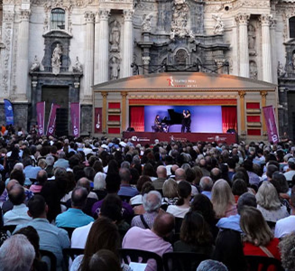 Renta 4 y el Teatro Real 'conquistan' las calles de Murcia