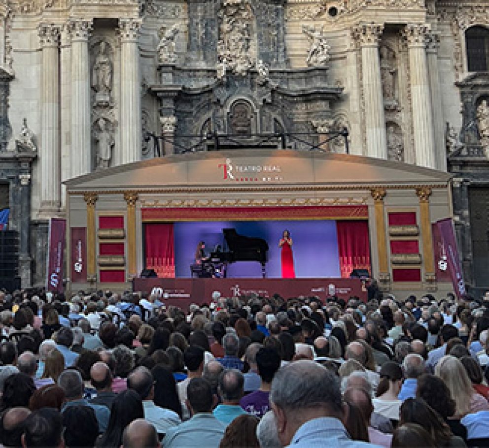 Renta 4 y el Teatro Real 'conquistan' las calles de Murcia